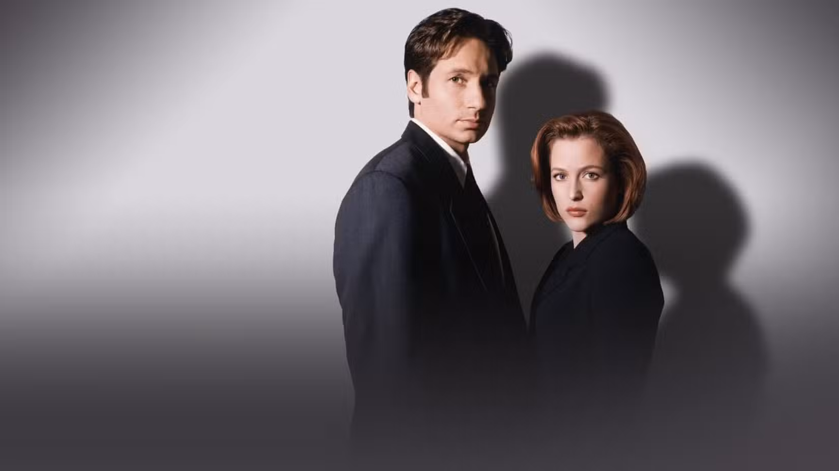 A imagem promocional de Arquivo X mostrando Mulder e Scully juntos em um fundo branco