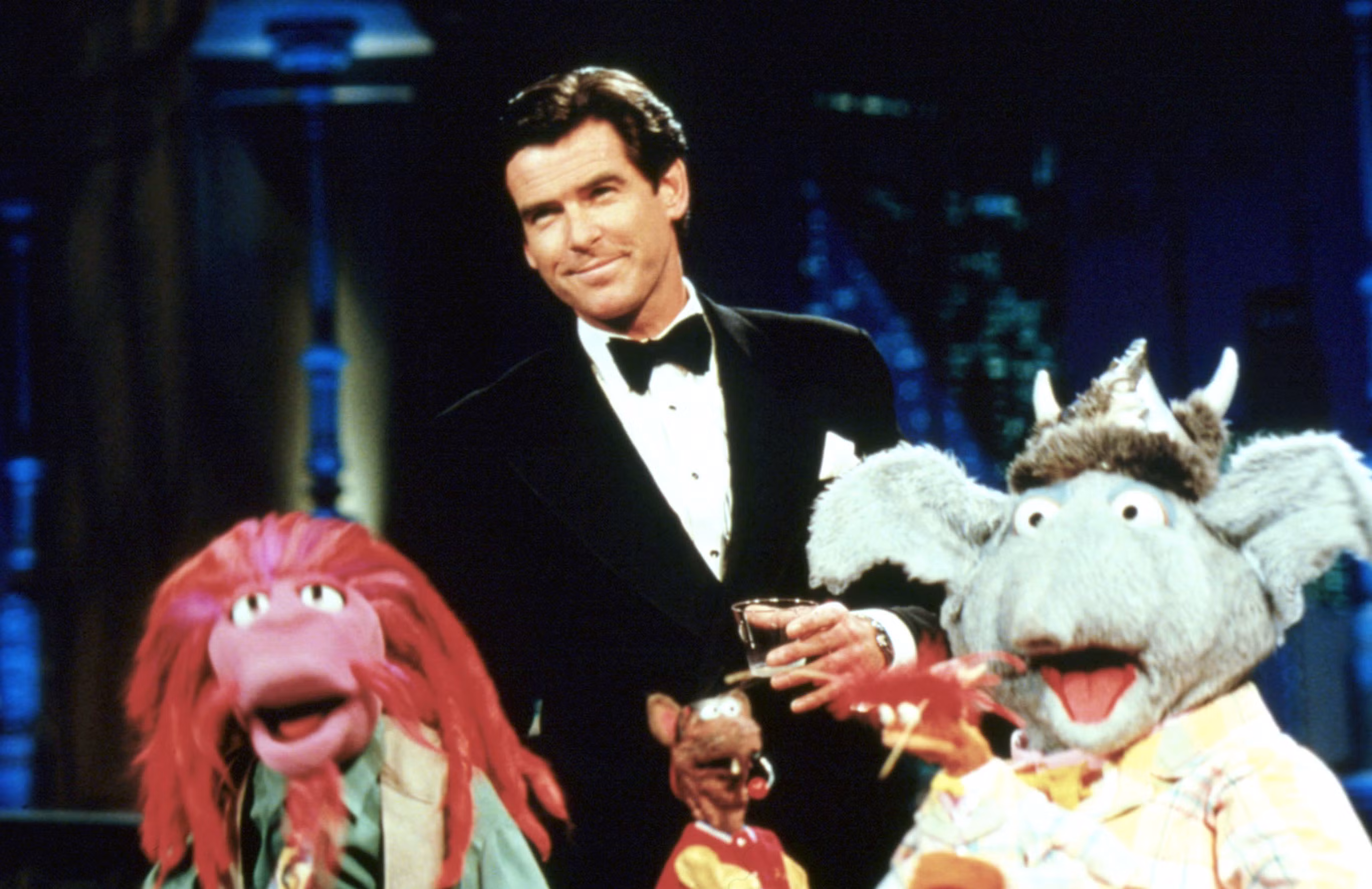 Pierce Brosnan está com os Muppets Clifford, Rizzo, Pepé e Seymour