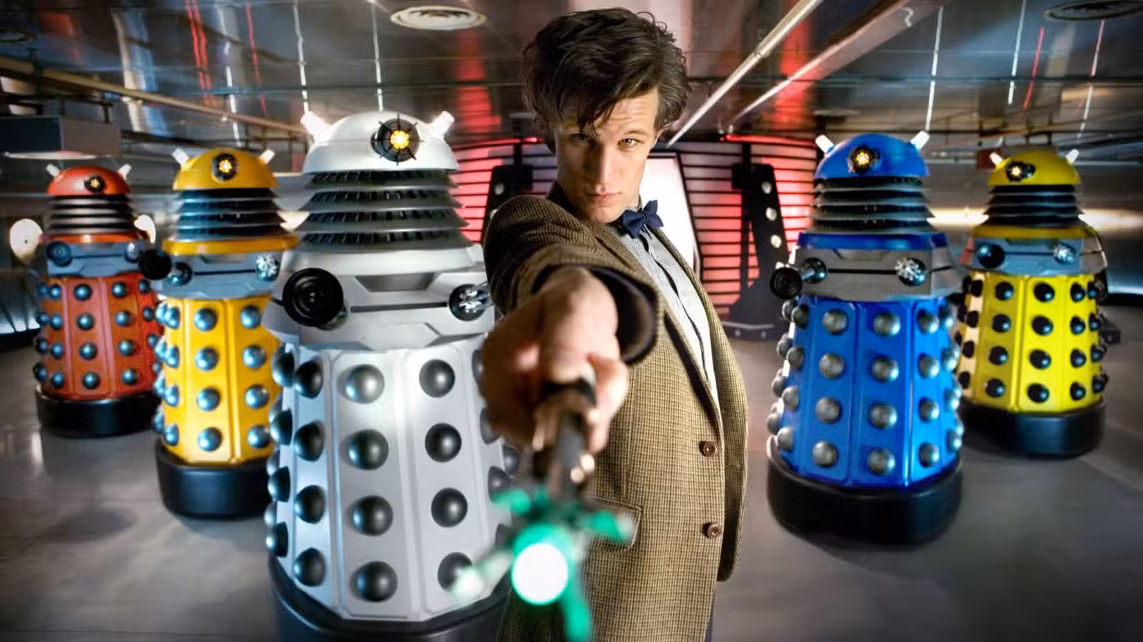 O Médico de Matt Smith, mirando sua chave de fenda sônica e cercado por Daleks, em Doctor Who