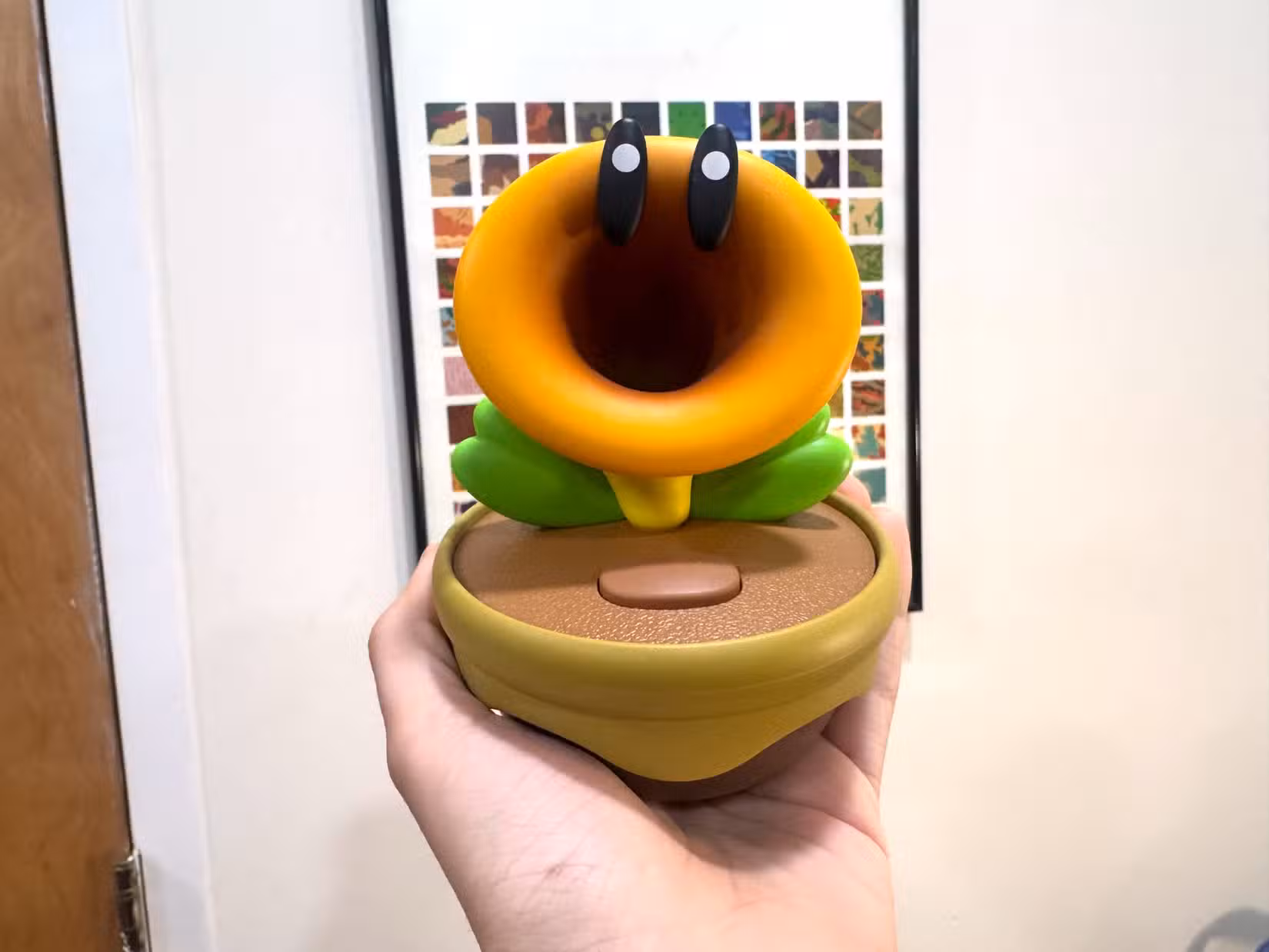 O brinquedo Talking Flower fica na palma da mão.