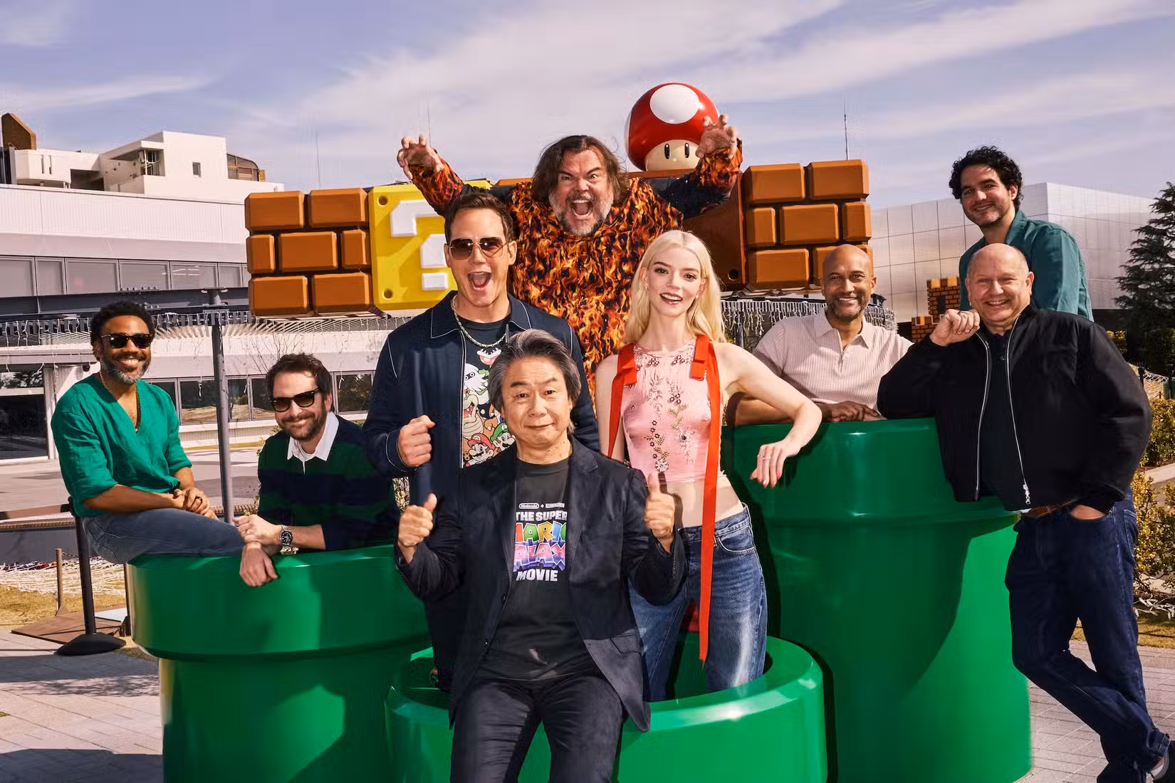 Shigeru Miyamoto e Chris Meledandri com elenco do filme Super Mario Galaxy