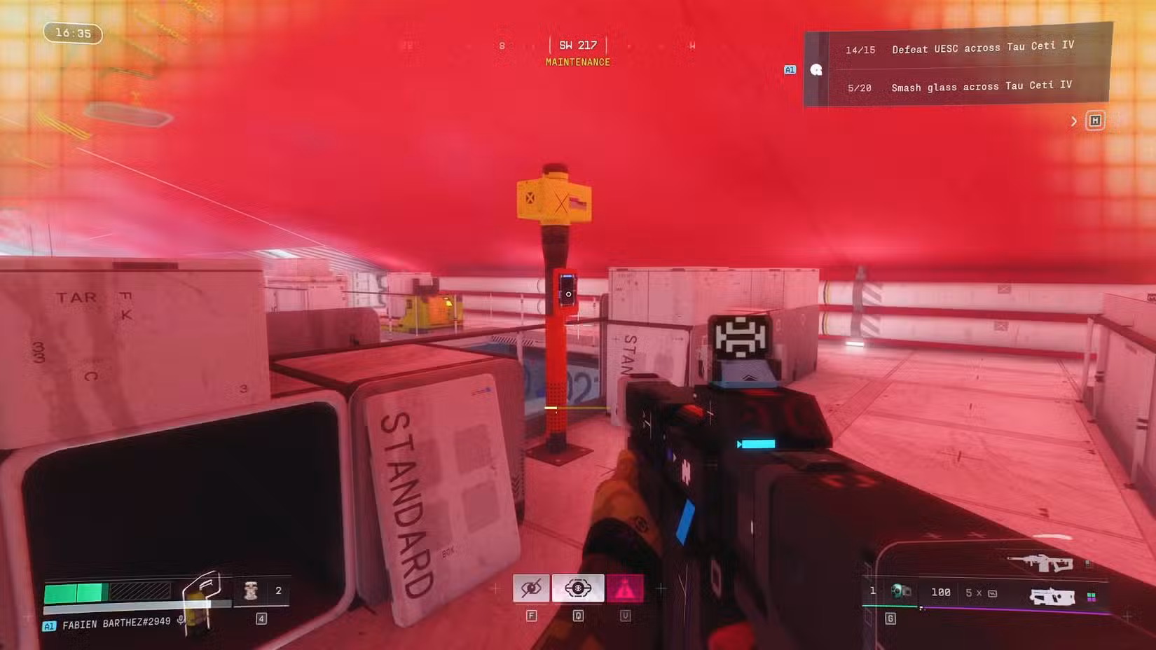 O jogador da Maratona olhando o TAD na Manutenção.