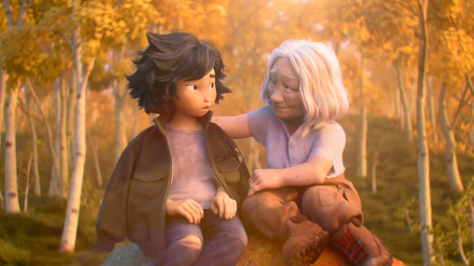 Uma velha vestindo calças cargo coloca sua jaqueta cáqui nos ombros de sua neta, Mabel, enquanto está sentada em uma pedra na floresta em Hoppers