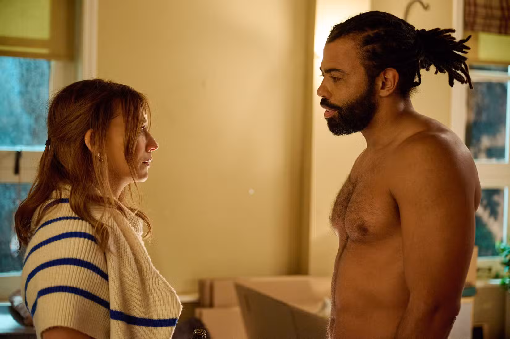 Claire (Rashida Jones) está em um quarto em frente a Greg (Daveed Diggs) sem camisa em Num piscar de olhos