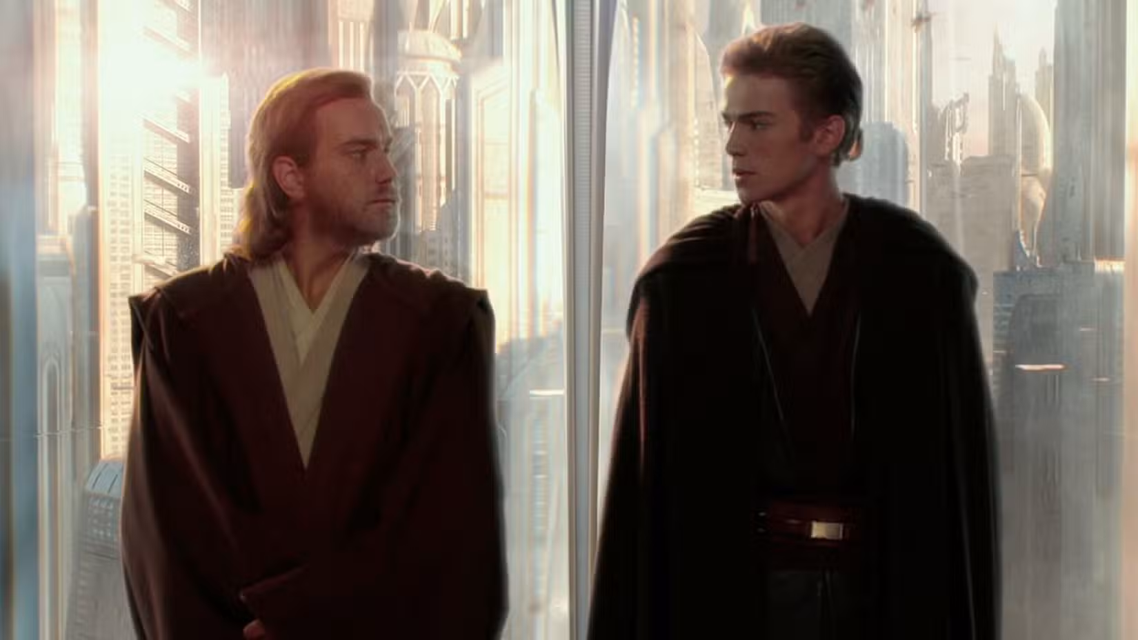 Um jovem Anakin Skywalker e Obi-Wan Kenobi trocam comentários meio irritados durante uma viagem de elevador em uma cena de Ataque dos Clones