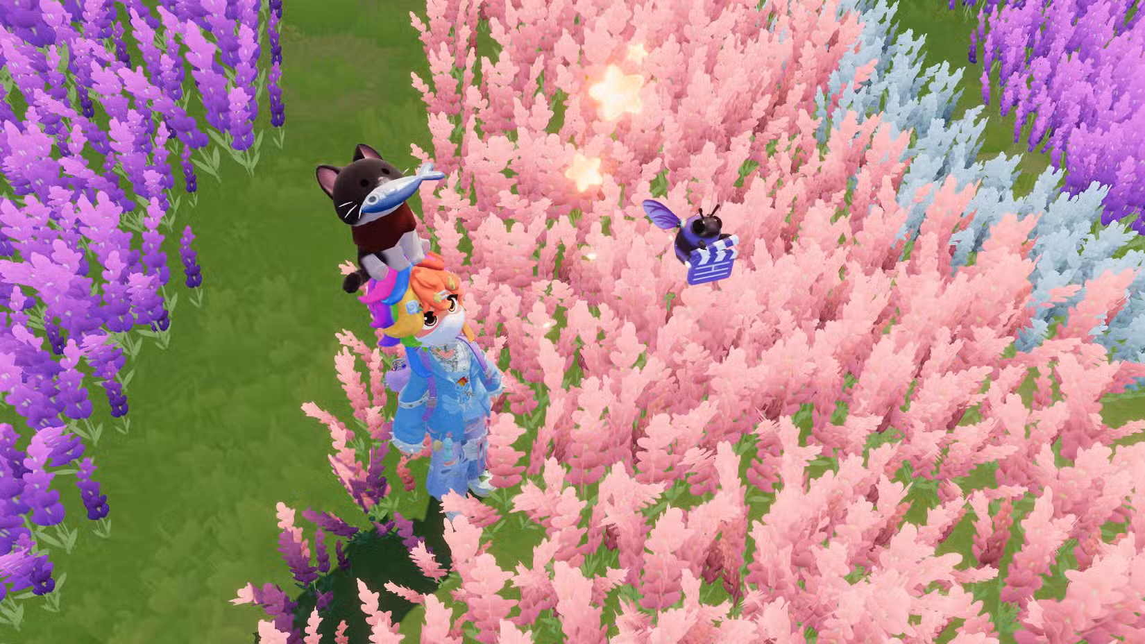 Um personagem de cabelo arco-íris encara uma abelha roxa segurando uma placa de diretor em Heartopia