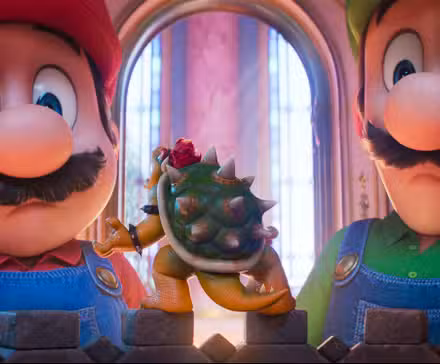 Mario e Luigi olham para o Bowser em miniatura em uma foto do filme Super Mario Galaxy