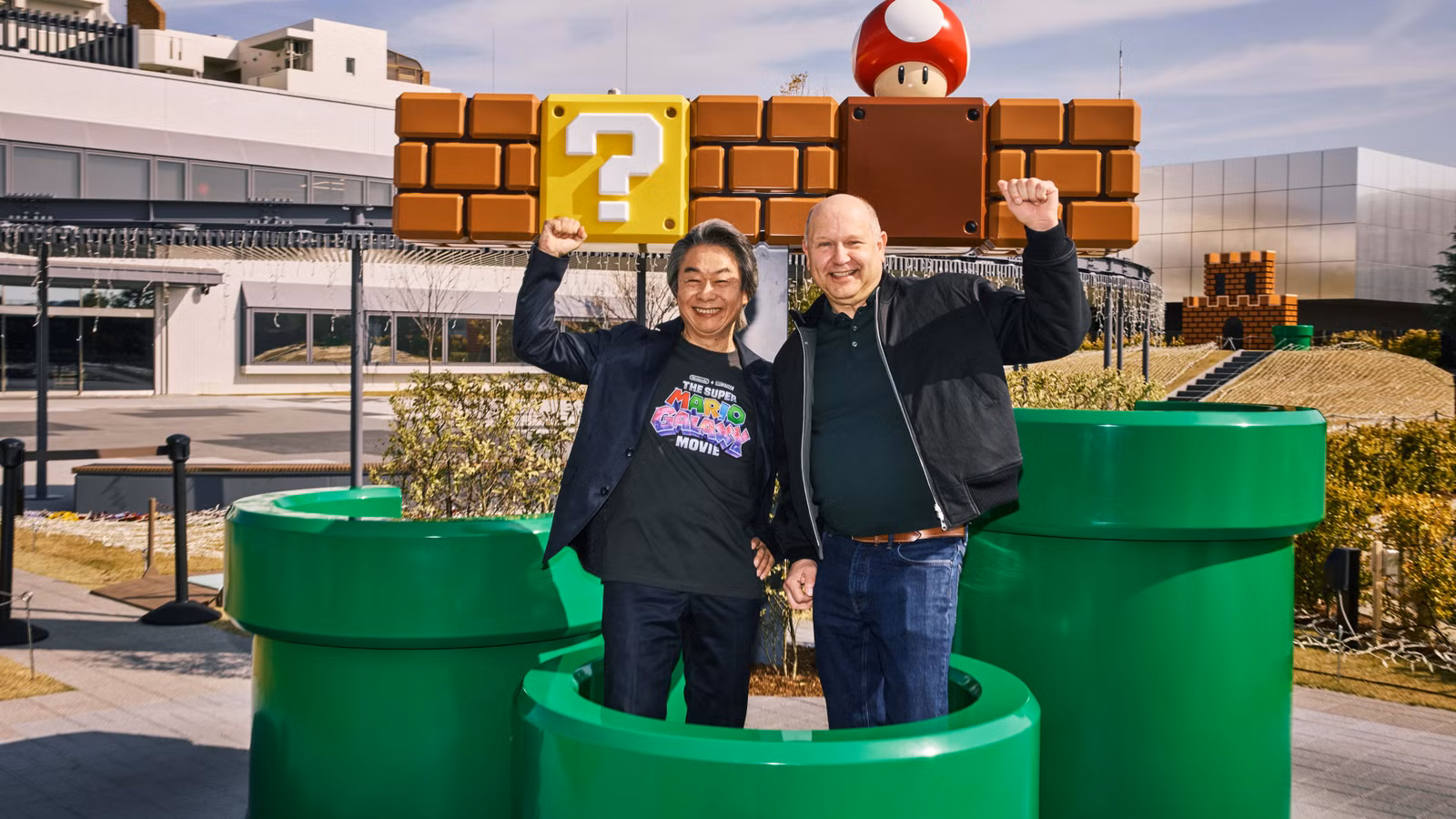 Shigeru Miyamoto e Chris Meledandri posando no Museu Nintendo em Kyoto, Japão