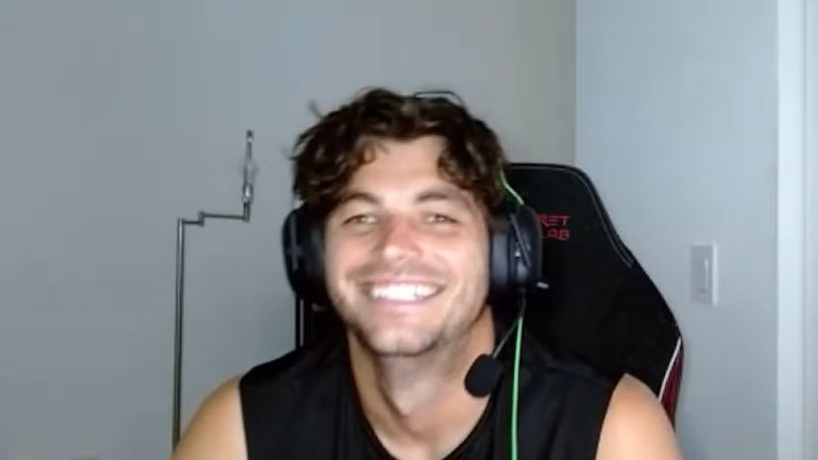 Taylor Fritz sorri atrevidamente enquanto chuta minha bunda em Mario Tennis Fever