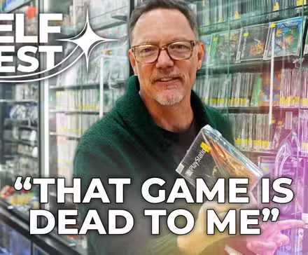 Matthew Lillard está em uma loja de videogame segurando um jogo.