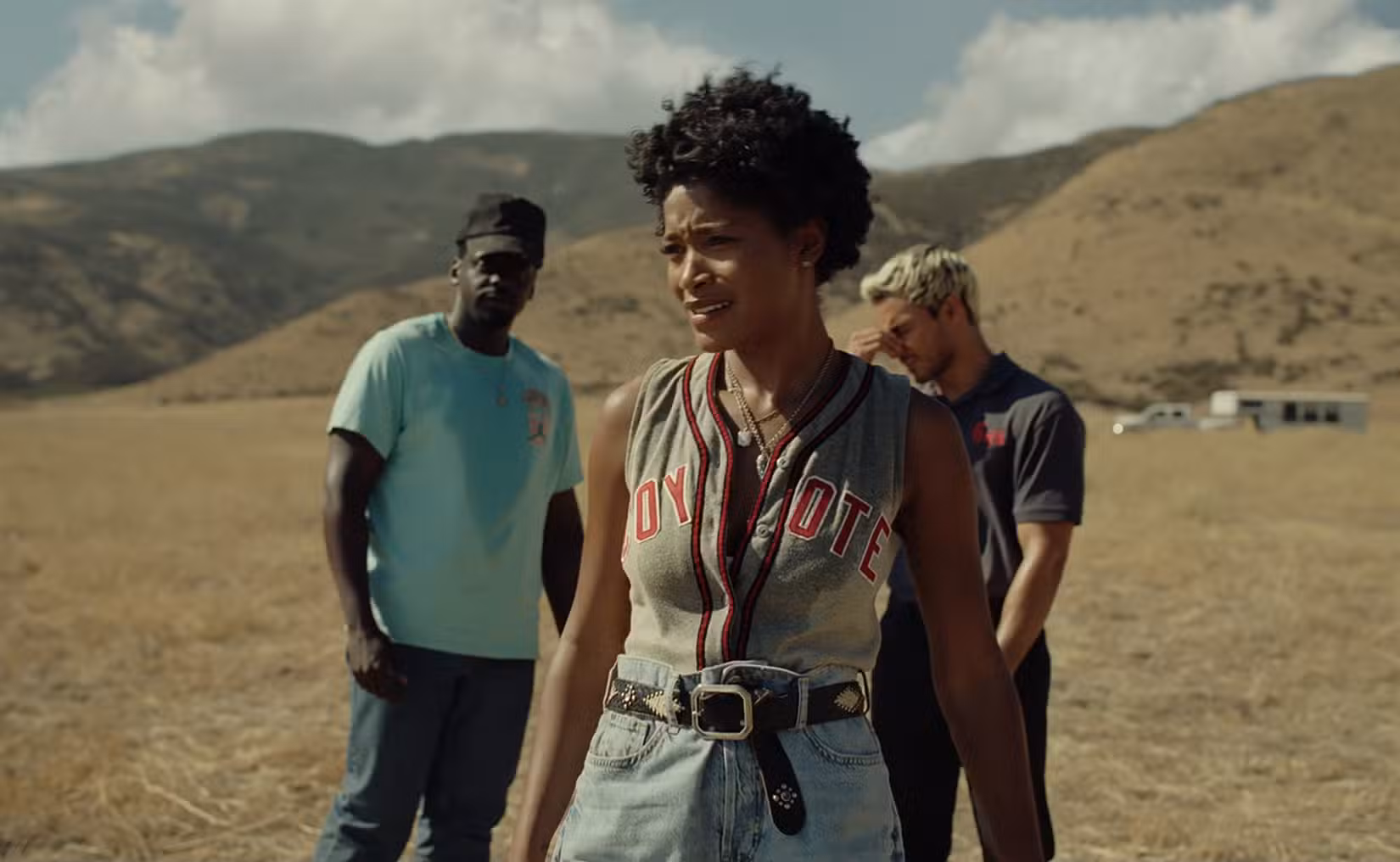 OJ Haywood (Daniel Kaluuya), Emerald Haywood (Keke Palmer) e Angel Torres (Brandon Perea) em um campo árido em Nope