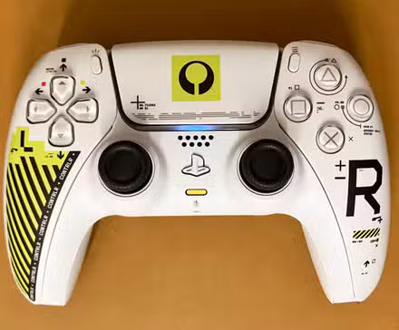 O controlador Marathon PS5 contra um fundo castanho