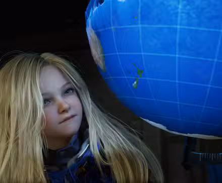 Diana olha para um globo em Pragmata.