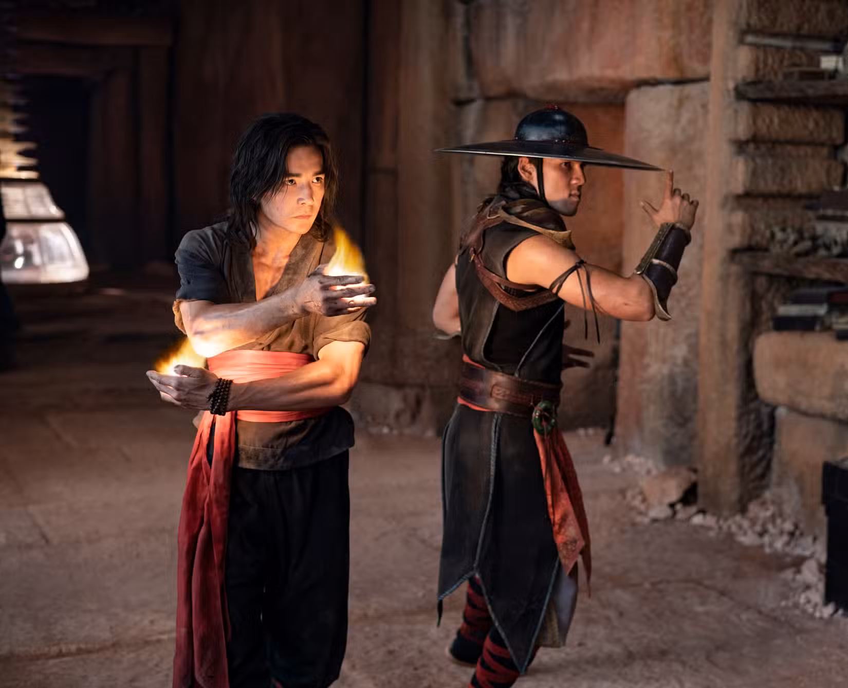 LUDI LIN como Liu Kang e MAX HUANG como Kung Lao em Mortal Kombat (2021)