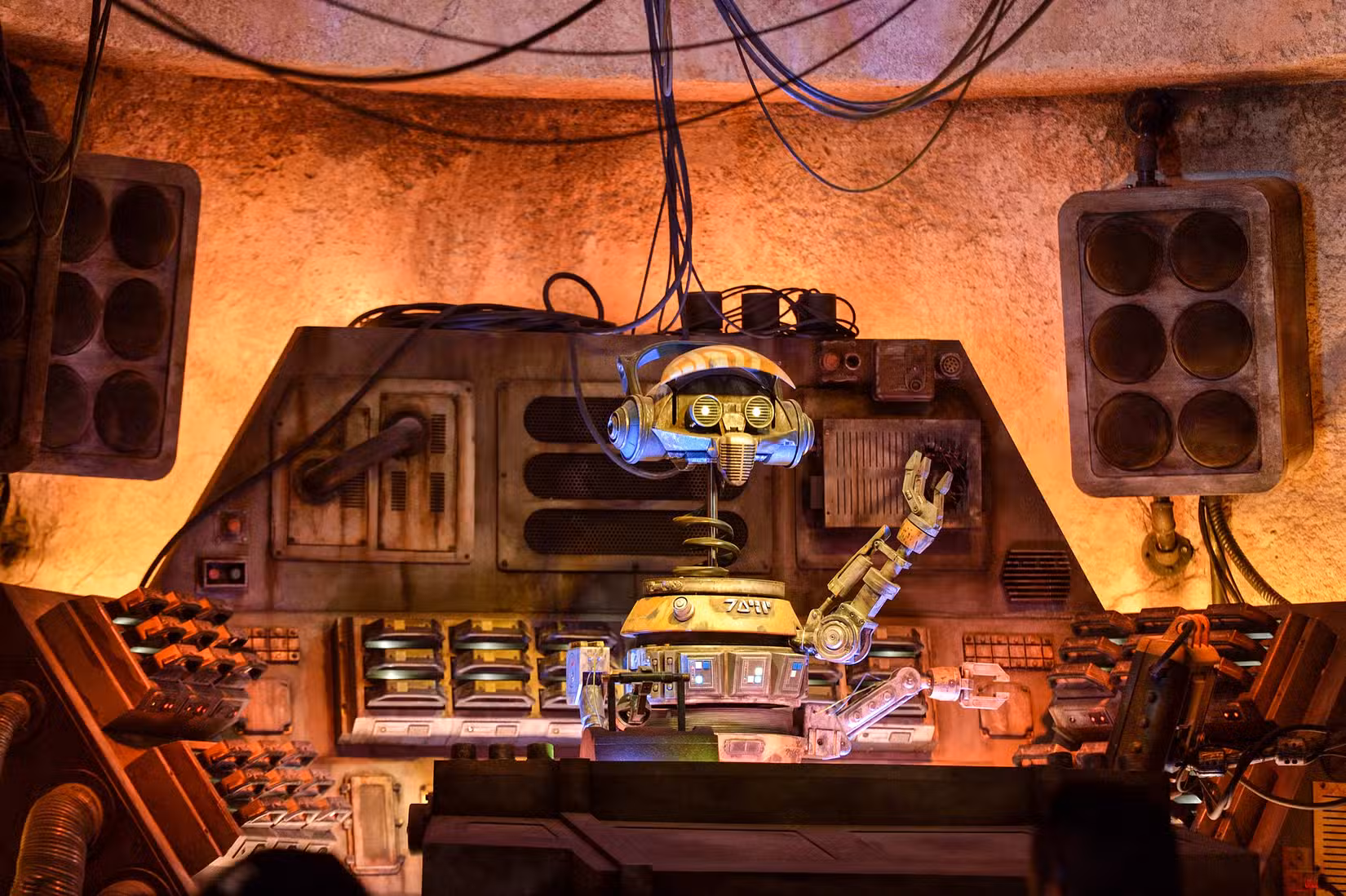 O droid R-3X acena de um console no Galaxy's Edge