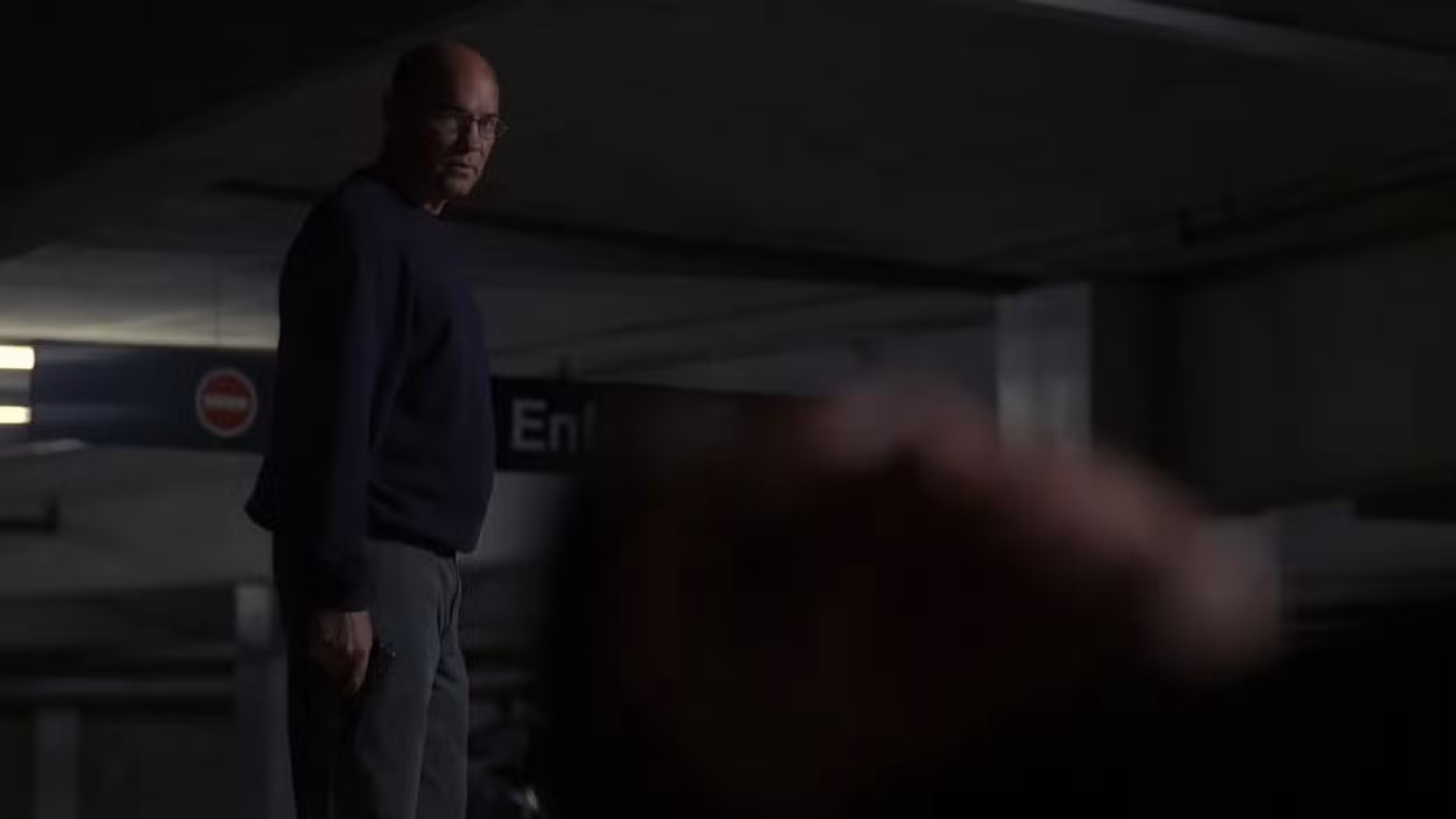 Skinner fica ao lado do menino morto de Krycek