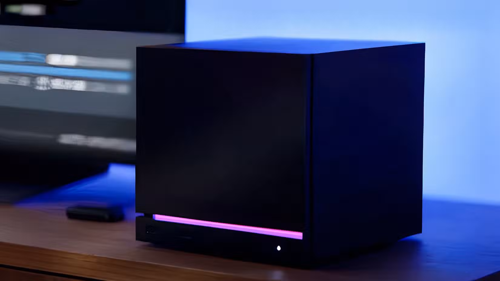 The Steam Machine: um híbrido console-PC preto em forma de cubo com uma faixa de LED na parte inferior.