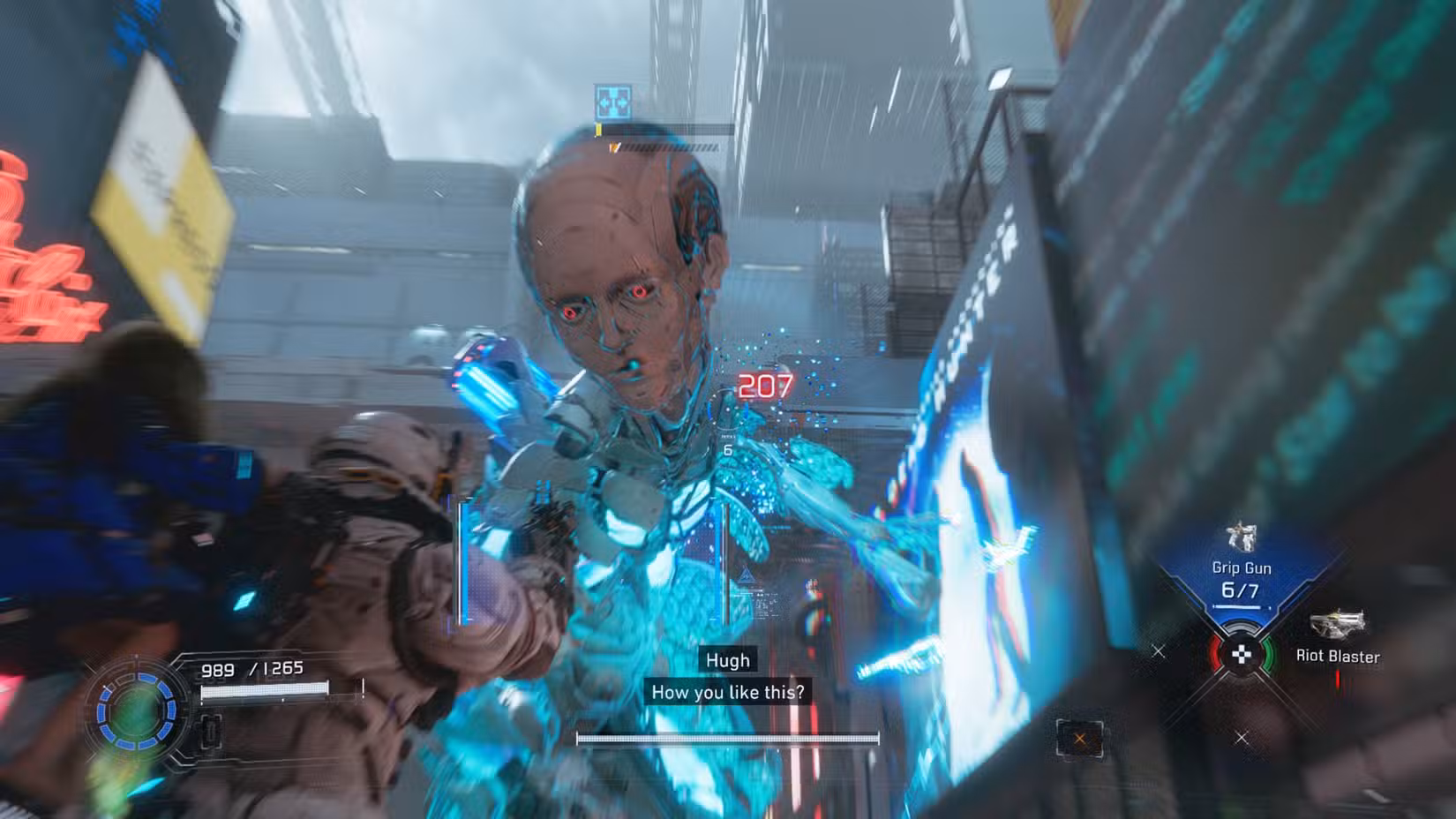 Hugh apontando a Grip Gun para um grande robô humanóide em Pragmata