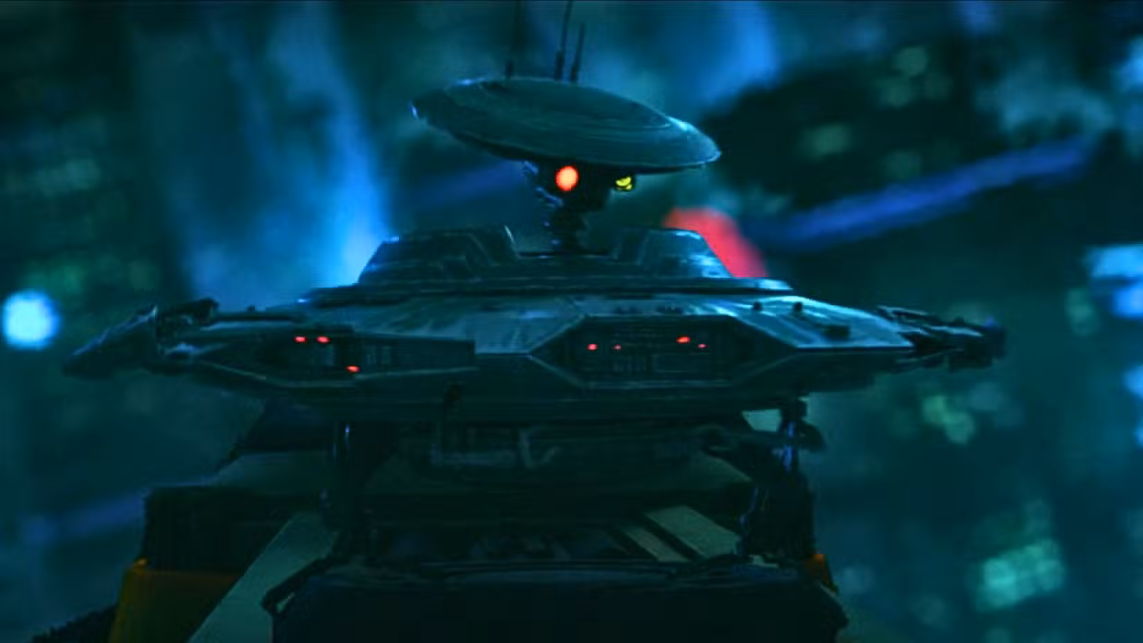 Uma imagem do episódio 1 de Maul Shadow Lord. Apresenta Spybot, um andróide parecido com um inseto com corpo oval e um capacete oval. 