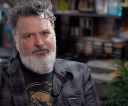 O CEO da Double Fine, Tim Schafer, fala sobre o desenvolvimento de jogos na Double Fine PsychOdyssey.