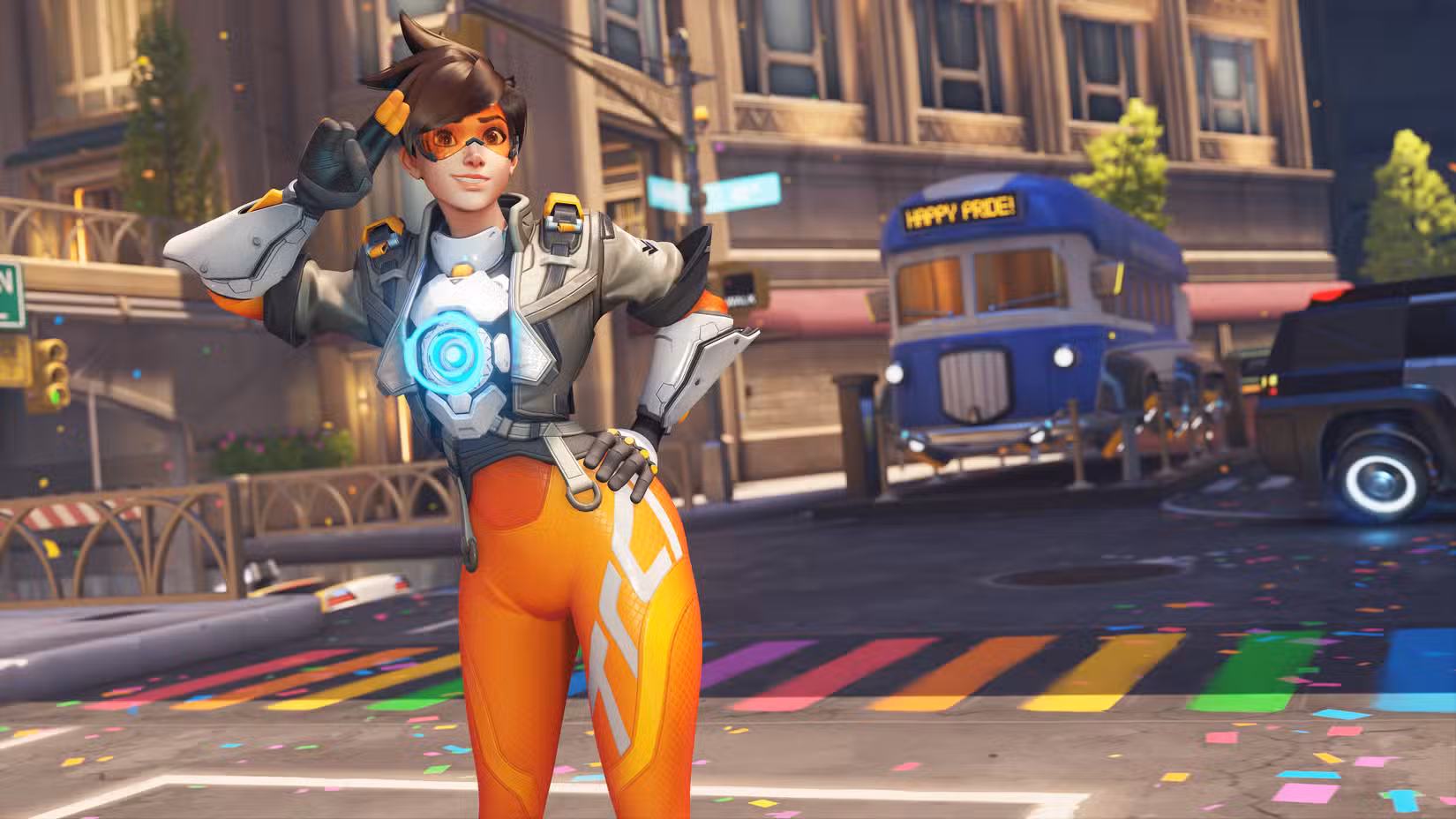 Tracer posa em frente a uma faixa de pedestres com as cores do arco-íris no mapa de Midtown de Overwatch 2