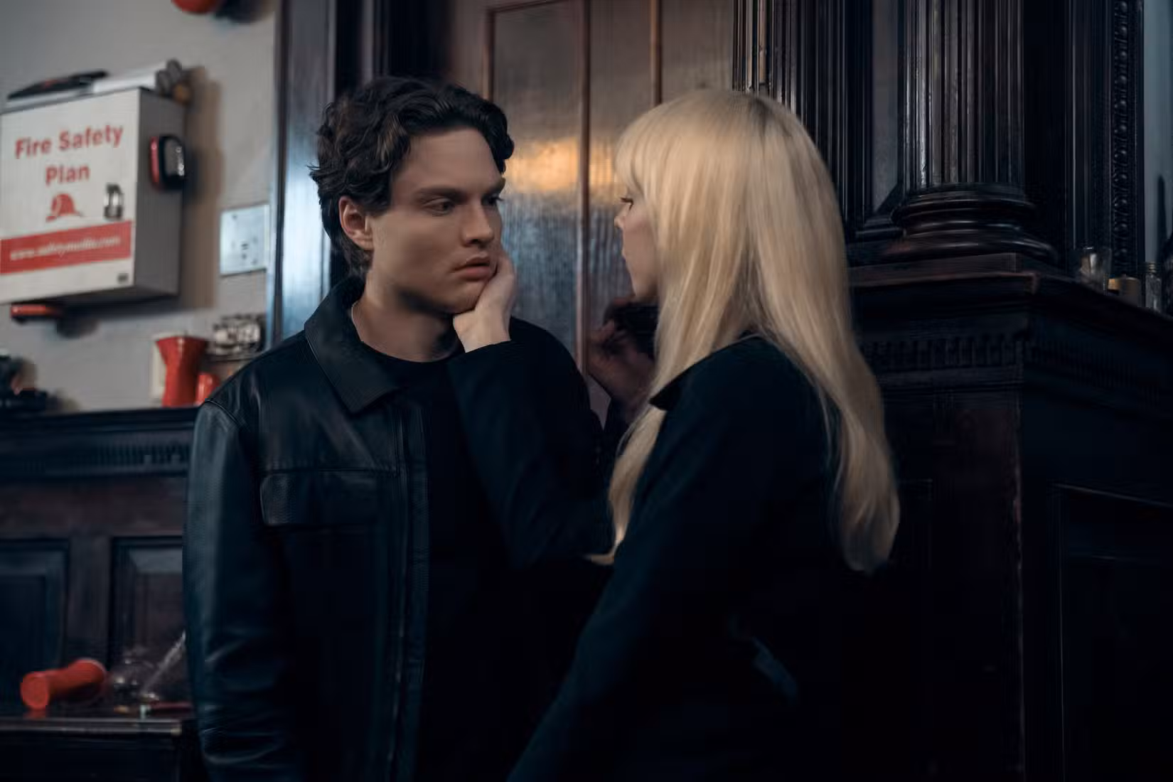 Cate Dunlap (Maddie Phillips) toca Sam (Asa Germann) para usar seus poderes nele na Geração V