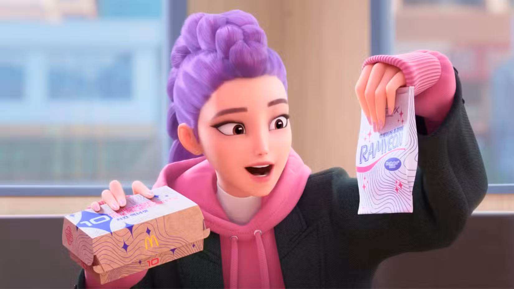 Caçadores de Demônios Kpop do anúncio do McDonalds. Rumi, de cabelo roxo e um suéter rosa por baixo de um blazer preto, segura sua refeição.