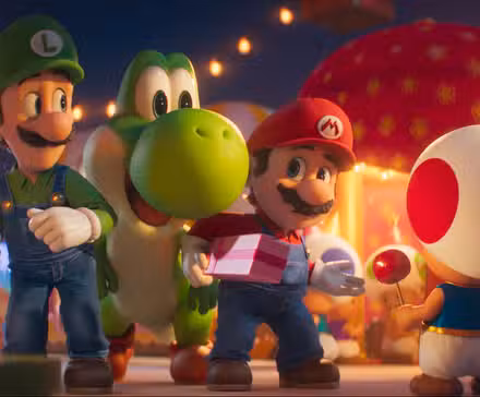 Mario e Luigi apresentam Yoshi, um pequeno dinossauro verde, a Toad, um cara baixo com chapéu de cogumelo, no filme Super Mario Galaxy