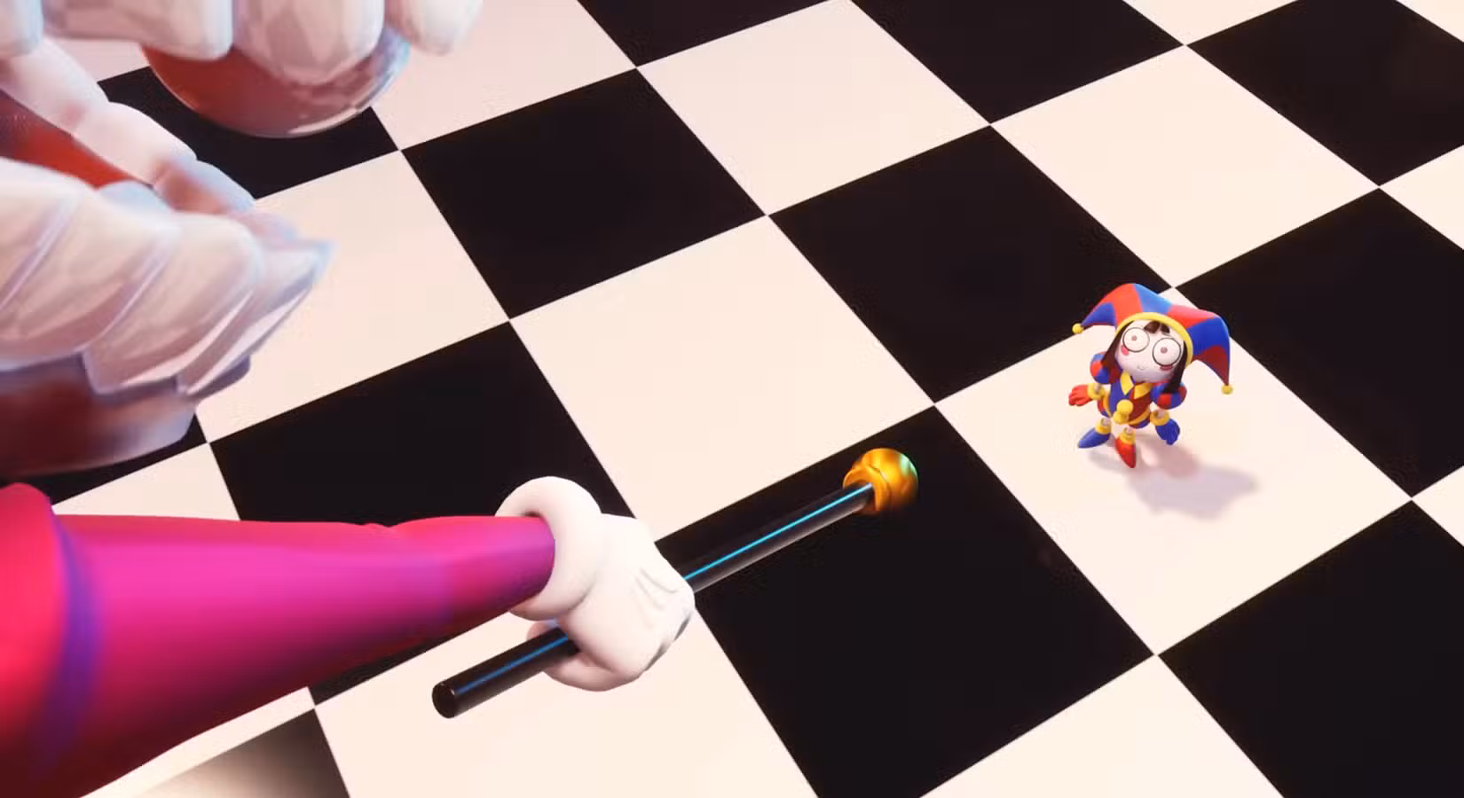 Caine, um humanóide com uma dentição de brinquedo no lugar da cabeça, flutuando alto no ar e quase sempre fora da tela, aponta sua bengala para Pomni, uma pequena figura de palhaço parecido com um bobo da corte em um chão xadrez preto e branco, em The Amazing Digital Circus