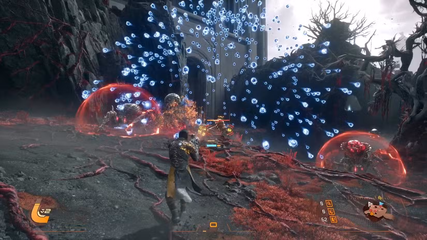 O jogador em Saros usa o ataque automático para atirar em um grupo de inimigos.