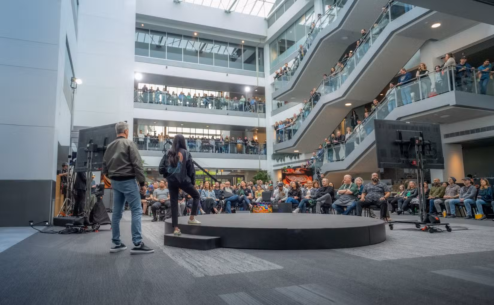 Asha Sharma e Matt Booty conversam com a equipe do Xbox