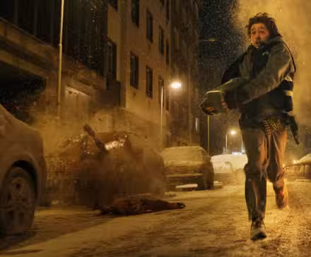 Bryan (Austin Abrams) corre para salvar sua vida pelas ruas em Resident Evil 2026