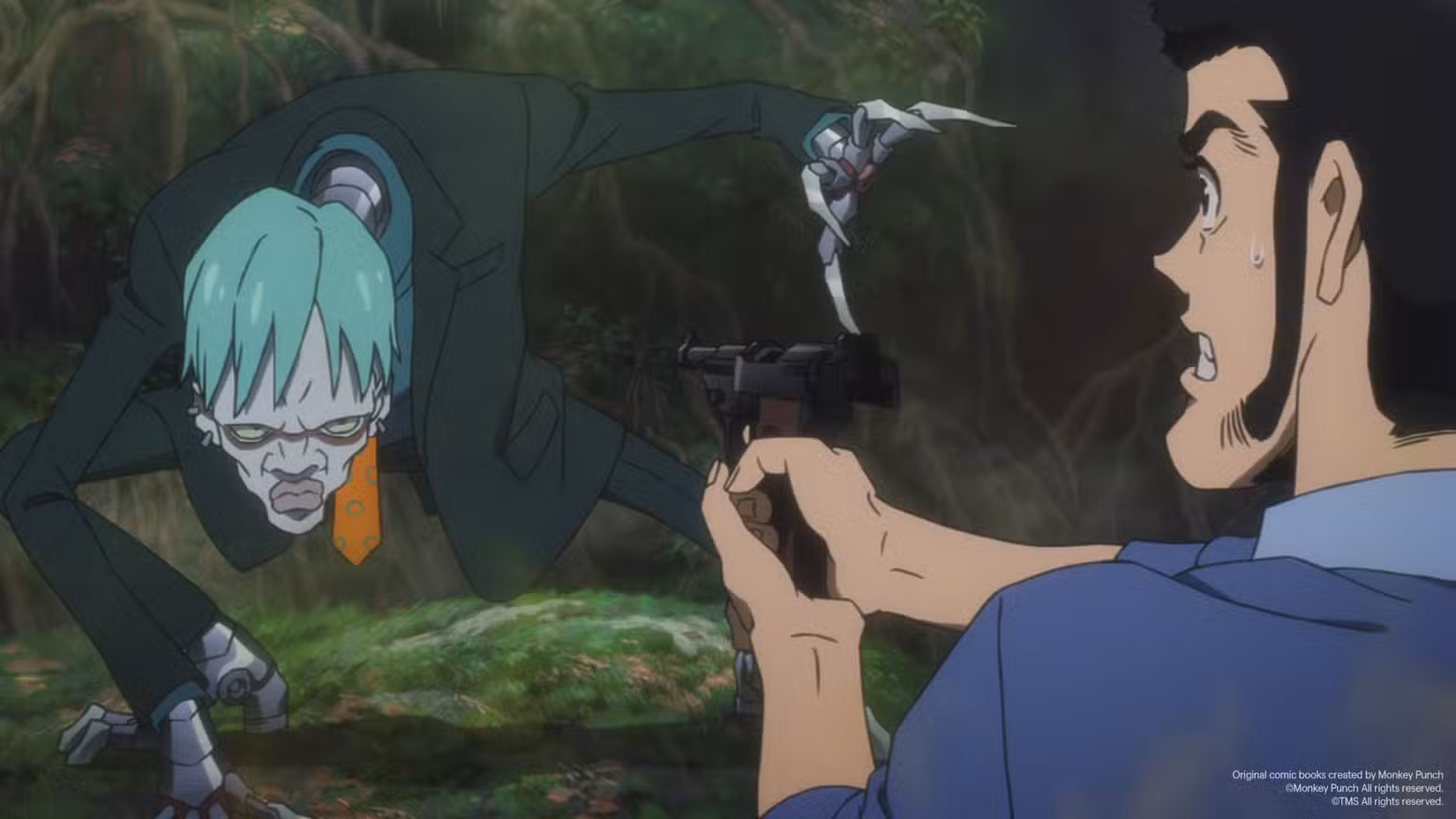 Lupin III parece nervoso enquanto aponta uma arma para uma estranha criatura humanóide com membros alongados, mãos de metal com garras, pele branca pálida e cabelo azul-petróleo em Lupin III, o Filme: A Linhagem Imortal