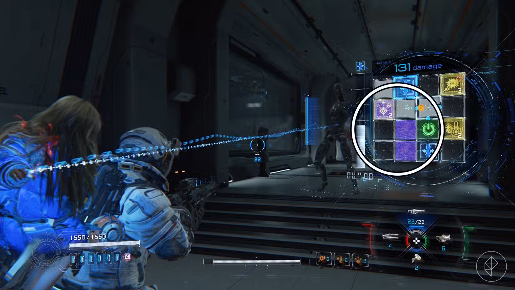 Uma garota nas costas de um homem enviando uma luz em direção a um robô humanóide junto com uma grade 4 x 4 com quadrados coloridos em Pragmata.