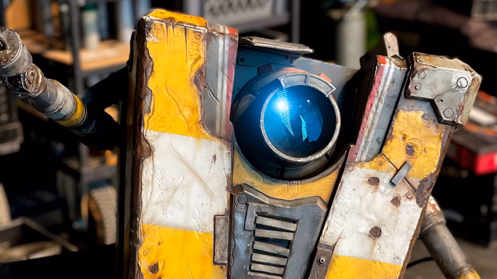 Uma foto de um modelo Claptrap do filme Borderlands