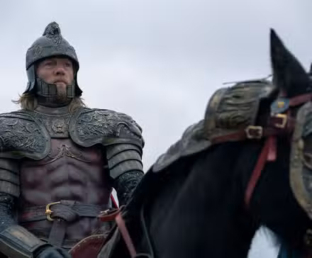 Jefferson Hall como Jason Lannister em A Casa do Dragão