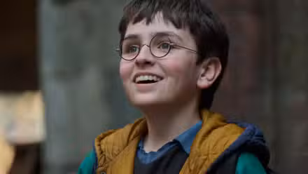 Harry Potter (Dominic Mclaughlin) sorri em uma foto de perto da série de reinicialização de Harry Potter de 2026 da HBO