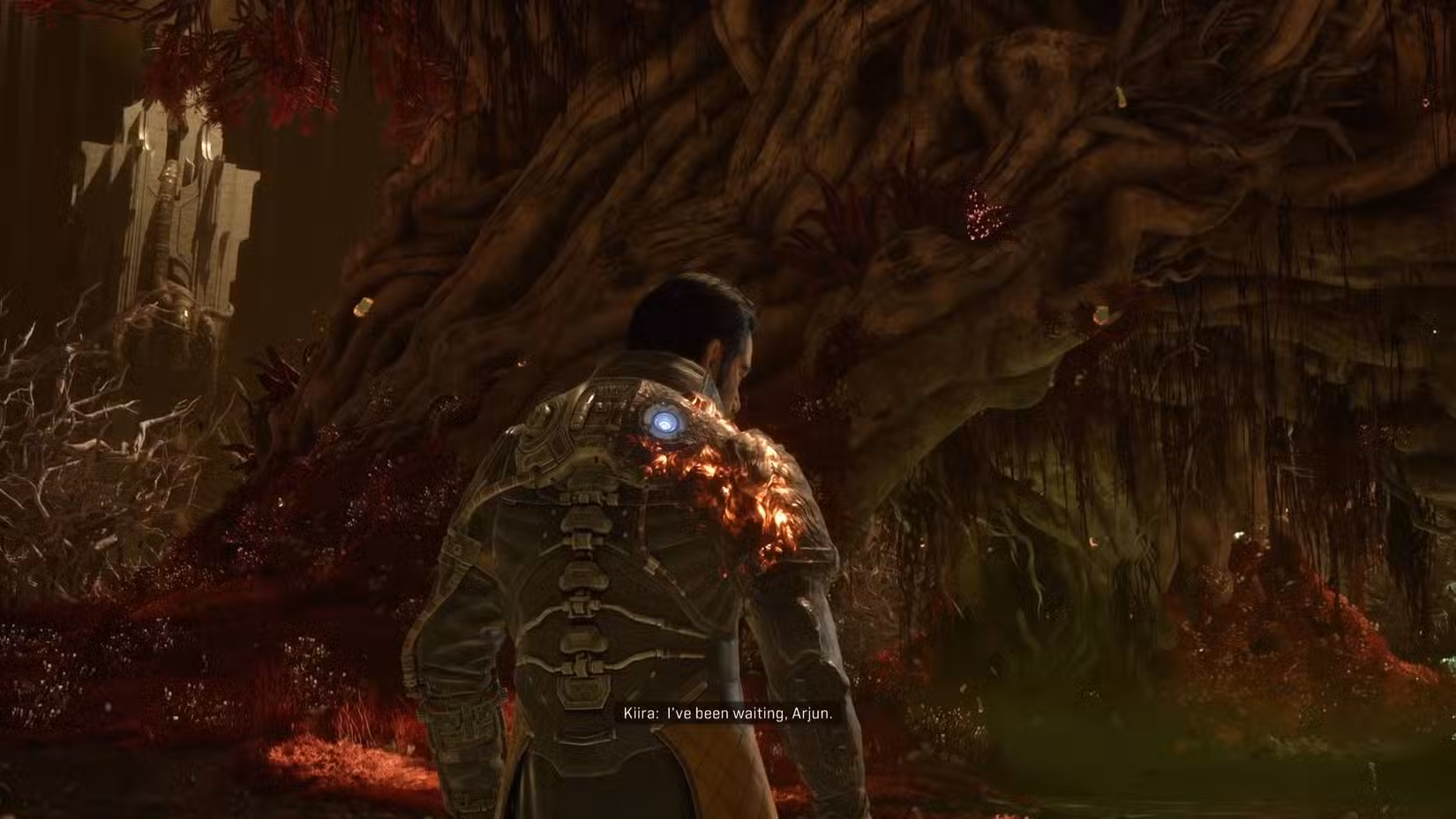 Arjun ao pé da árvore vermelha em Saros.