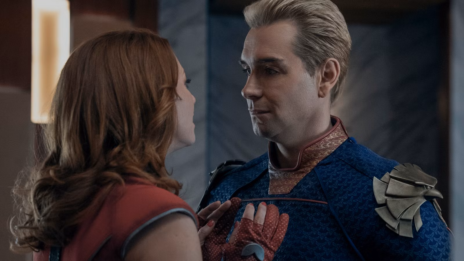 Firecracker (Valorie Curry) fica perto de Homelander (Antony Starr) e pressiona as mãos em seu peito na 5ª temporada de The Boys