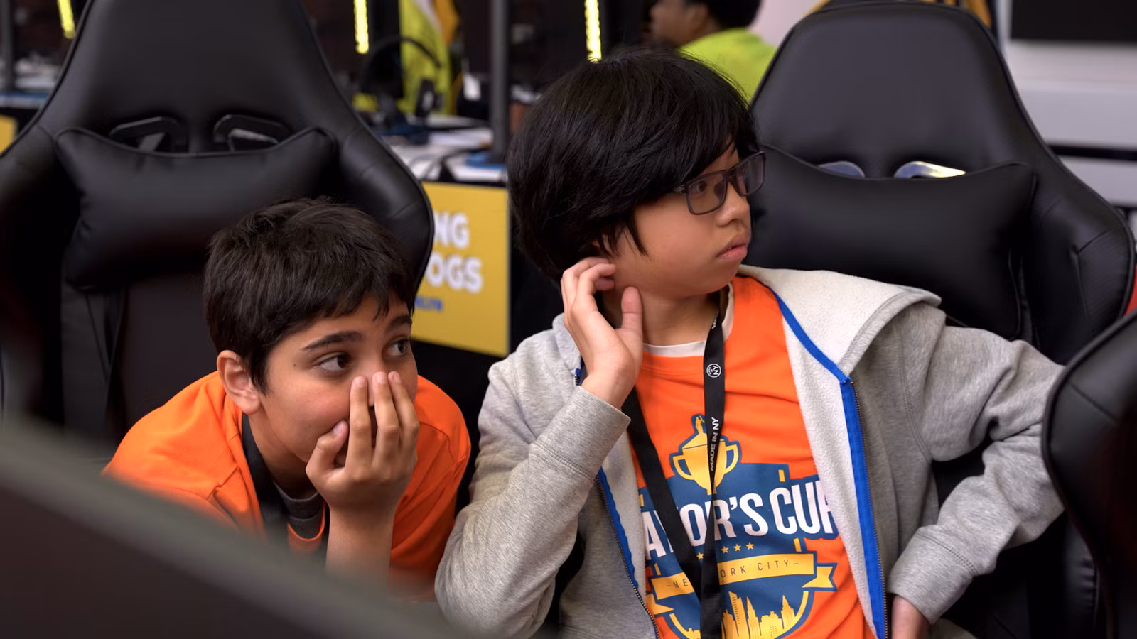 Dois meninos reagem aos resultados de uma competição de Minecraft