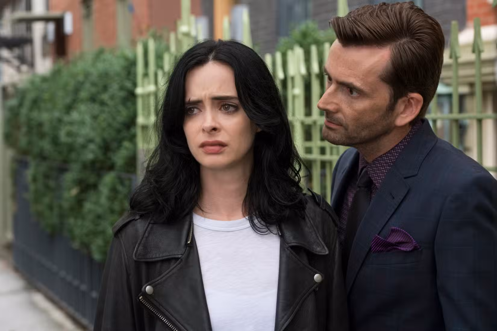 Kyrsten Ritter e David Tennant em Jessica Jones S2, Marvel, Netflix. 