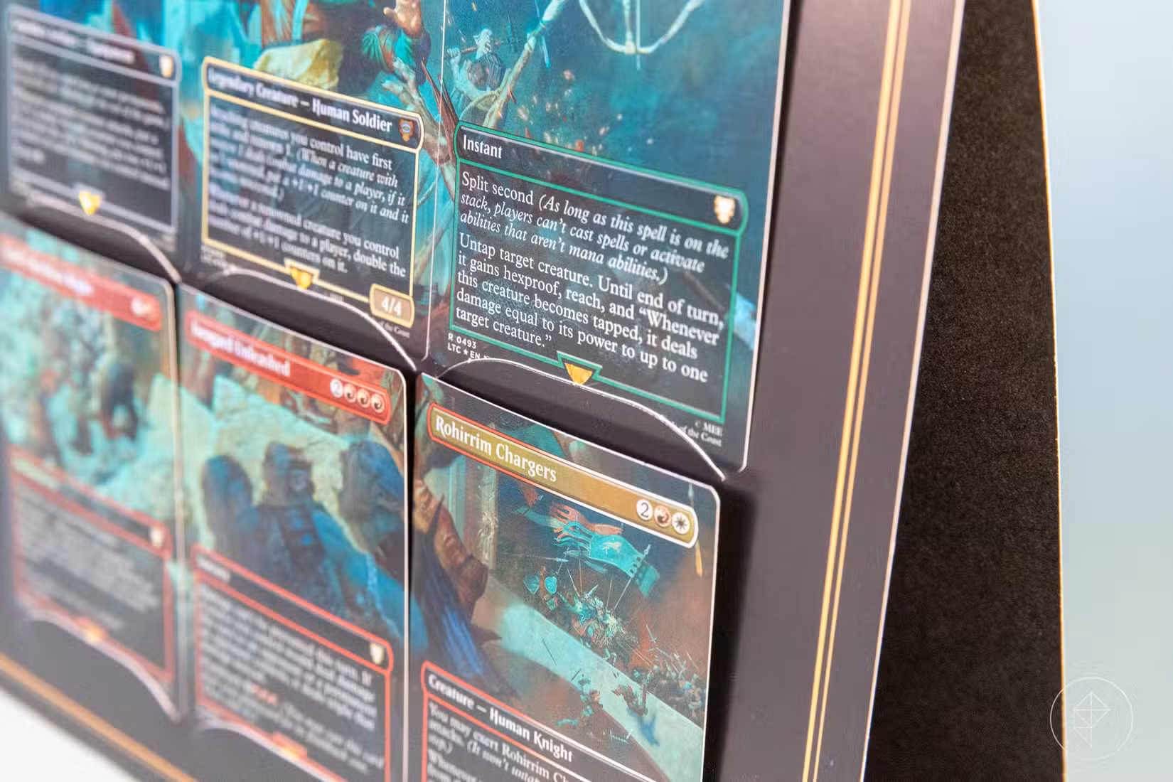 Close de um dispositivo de papel usado para guardar cards de Magic. Uma caixa de cena.