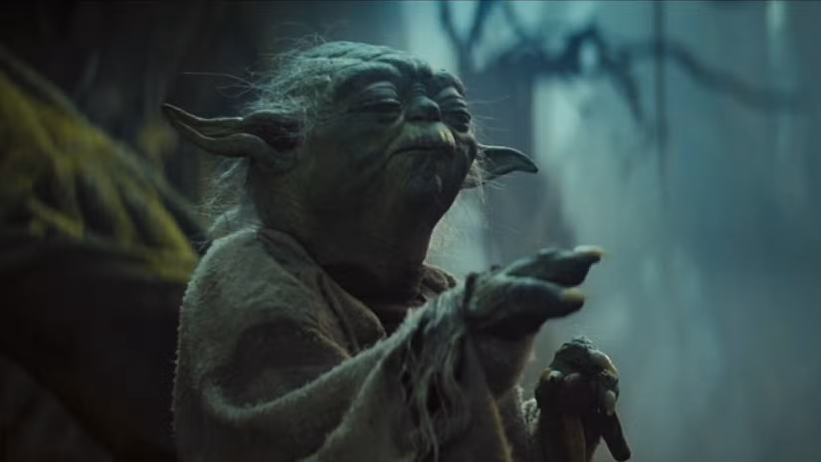 Yoda usa a Força para levantar o X-Wing de Luke em uma foto de Star Wars: O Império Contra-Ataca
