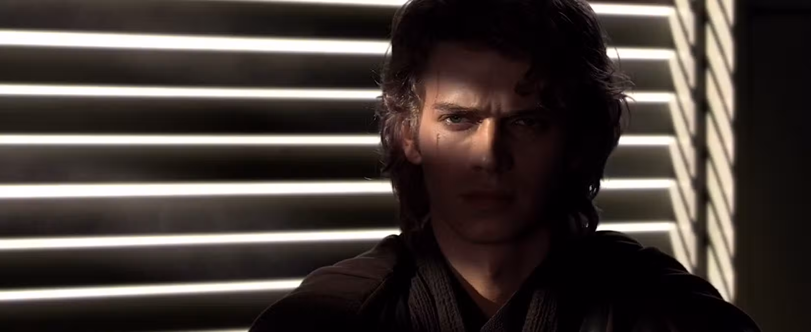 Hayden Christensen como Anakin em A Vingança dos Sith, em uma iluminação superdramática “indo totalmente para o Lado Negro”