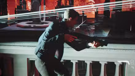 James Bond segura uma espingarda em uma sala iluminada em vermelho enquanto balas passam