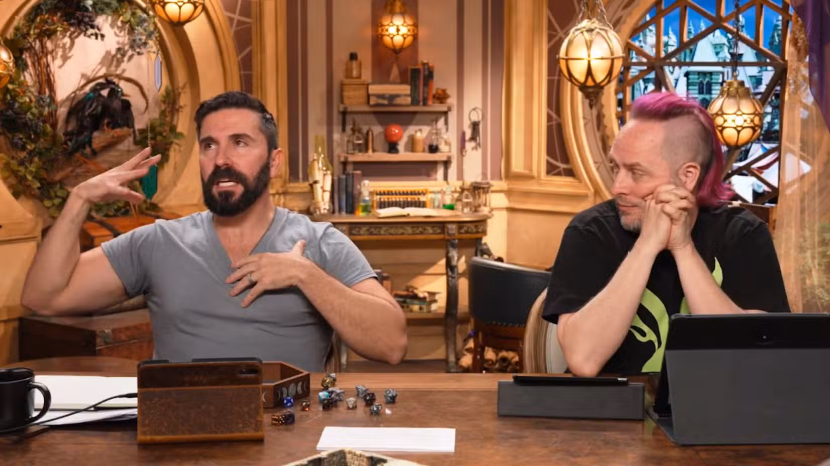 Imagem da Critical Role mostrando Luis Carazo falando ao lado de Taliesin Jaffe.