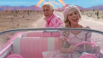 Barbie (Margot Robbie) e Ken (Ryan Gosling) cantam no Barbiemóvel da terra da Barbie em Barbie