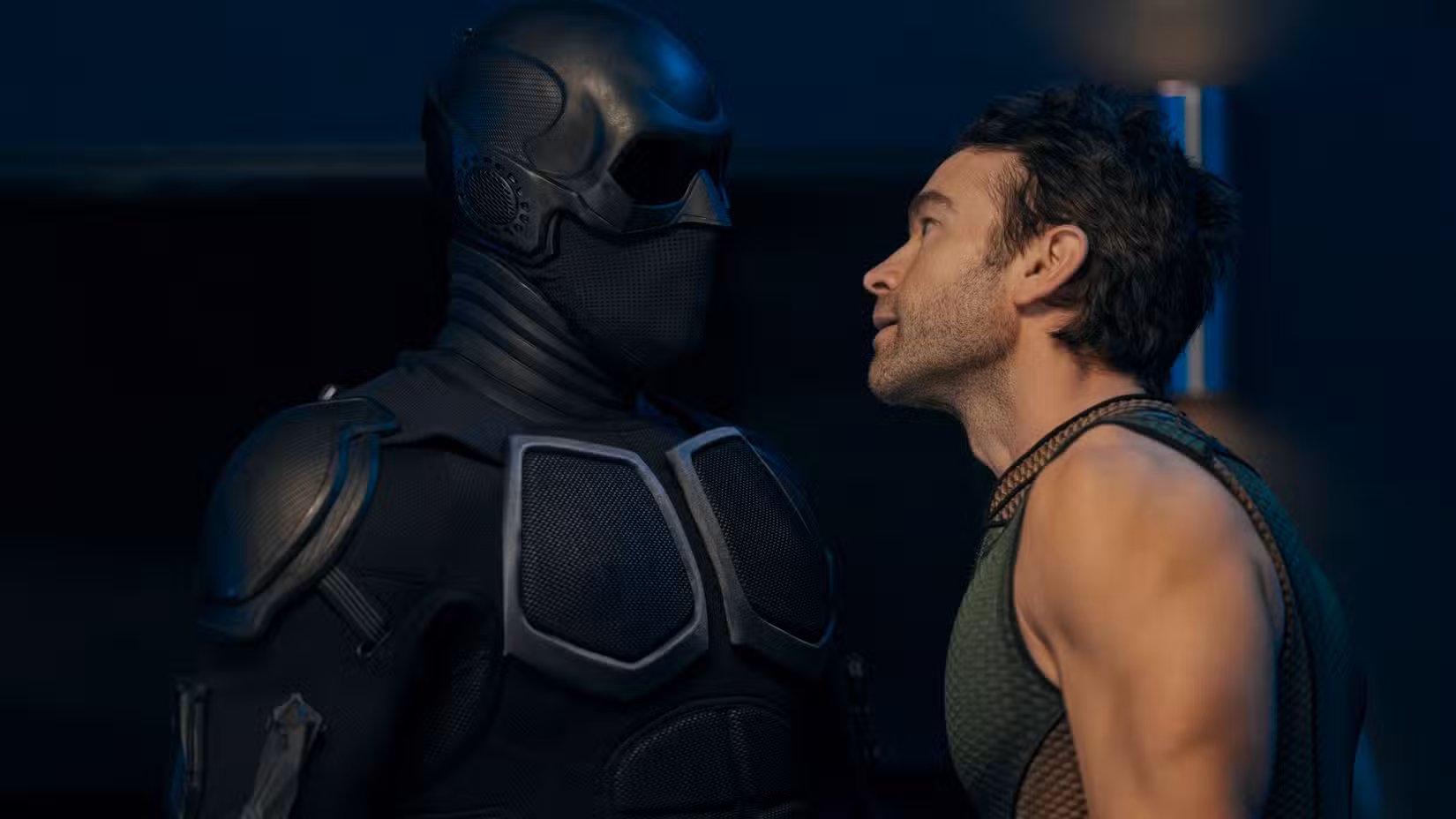 The Deep (Chace Crawford) fica perto de Black Noir (Nathan Mitchell) olhando para ele enquanto eles discutem em The Boys.