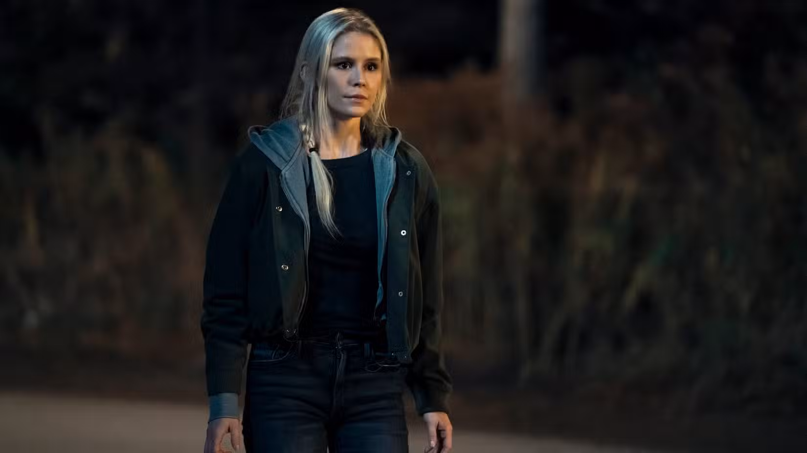 Starlight (Erin Moriarty) vestindo jeans e moletom fica na estrada na Geração V.