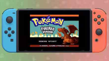 O título do Game Boy Advance, Pokémon FireRed, sendo jogado em um Nintendo Switch contra um fundo gradiente verde e vermelho